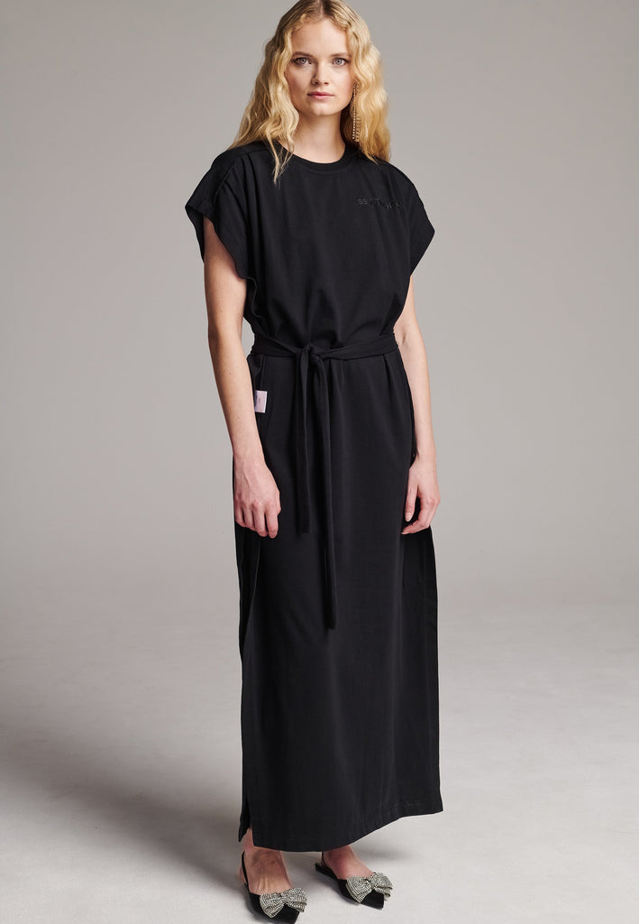 Maxi t-shirt dress with cropped sleeves and one side slit. Made from soft-washed cotton jersey. Features inside-out details, with the exclusively-made “Love and care label” and a belt to cinch at the waist. Embroidered with the FRENKEN 'We Should Kiss" slogan. Designed for a relaxed fit.