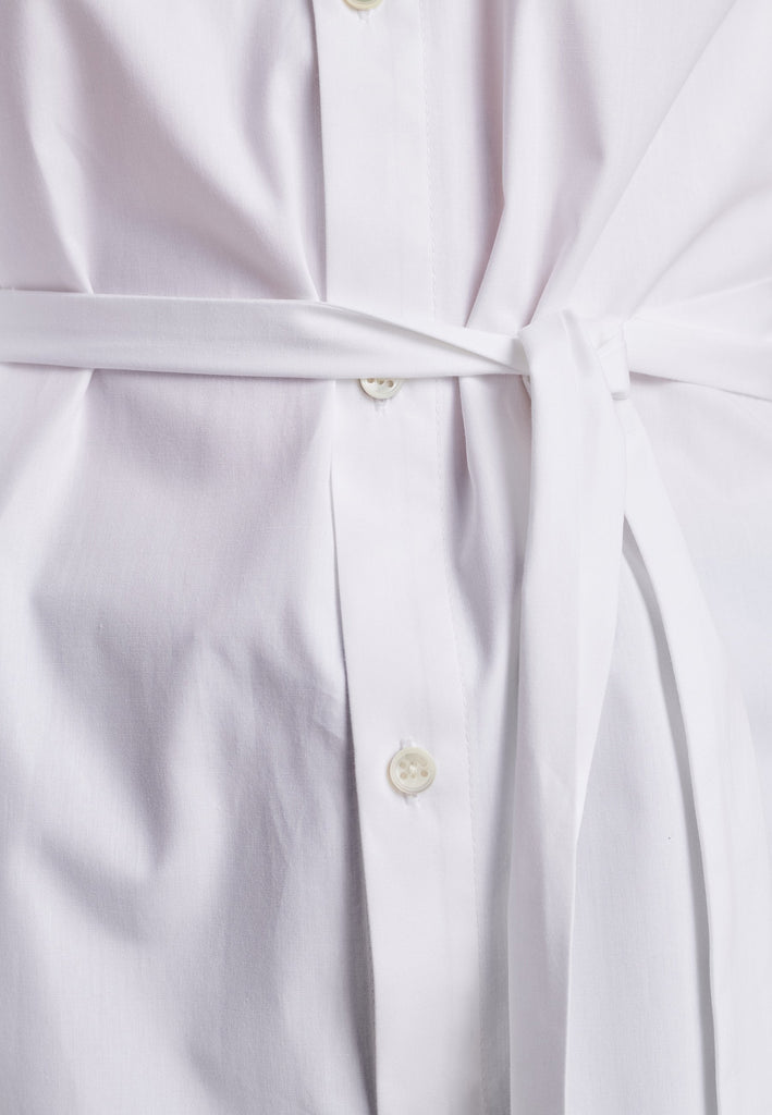 Our Square asymmetric shirt is an elegant choice for special events as well as your casual go-to. One shoulder big kimono sleeve, one detachable button-off sleeve. Designed for a relaxed/oversized fit. Use the tie belt to cinch in at the waist. Detailed with six-hole buttons. Cut from crispy 100% cotton poplin. Made in Lithuania.