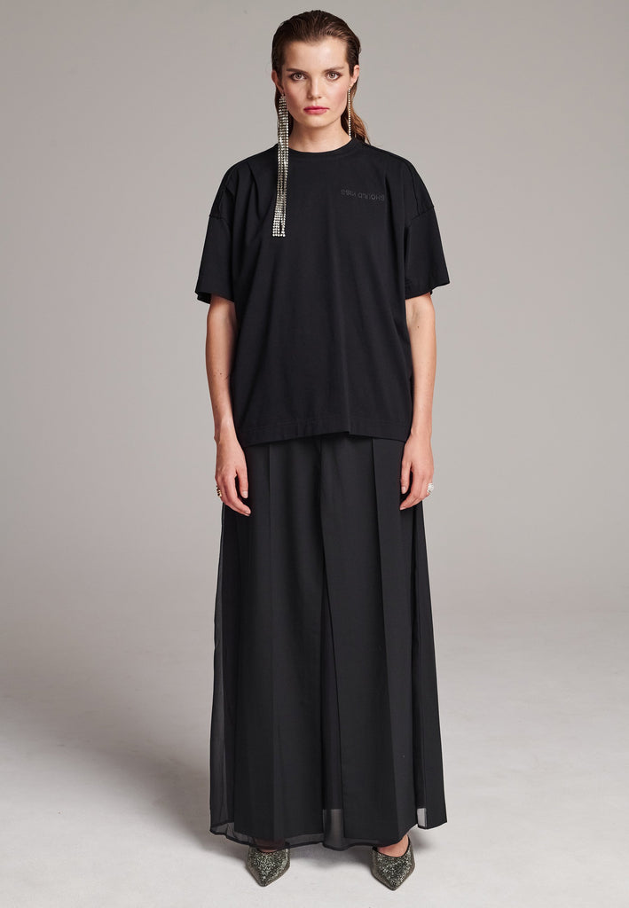 What better way to master your look than with this boxy fit tee. Embroidered with the FRENKEN “We Should Kiss” slogan, detailed with inside-out seams and the exclusively made "Love Care label". Drop shoulders, straight hem and crew neckline. Made from washed soft cotton jersey. What is not to love?