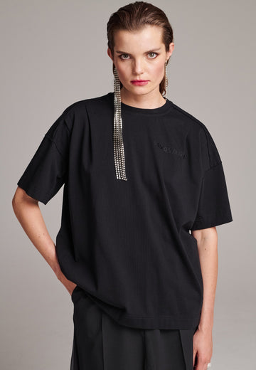 What better way to master your look than with this boxy fit tee. Embroidered with the FRENKEN “We Should Kiss” slogan, detailed with inside-out seams and the exclusively made "Love Care label". Drop shoulders, straight hem and crew neckline. Made from washed soft cotton jersey. What is not to love?