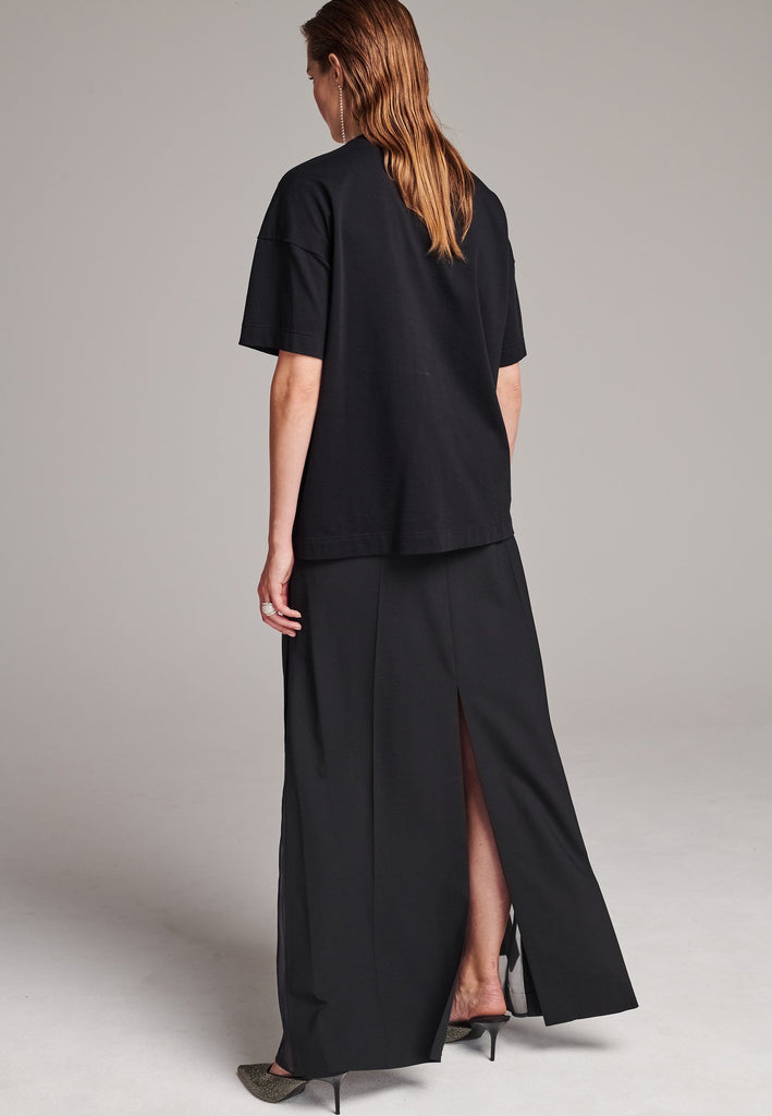 What better way to master your look than with this boxy fit tee. Embroidered with the FRENKEN “We Should Kiss” slogan, detailed with inside-out seams and the exclusively made "Love Care label". Drop shoulders, straight hem and crew neckline. Made from washed soft cotton jersey. What is not to love?