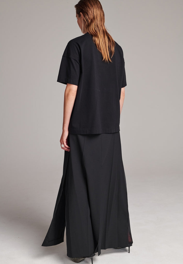 What better way to master your look than with this boxy fit tee. Embroidered with the FRENKEN “We Should Kiss” slogan, detailed with inside-out seams and the exclusively made "Love Care label". Drop shoulders, straight hem and crew neckline. Made from washed soft cotton jersey. What is not to love?