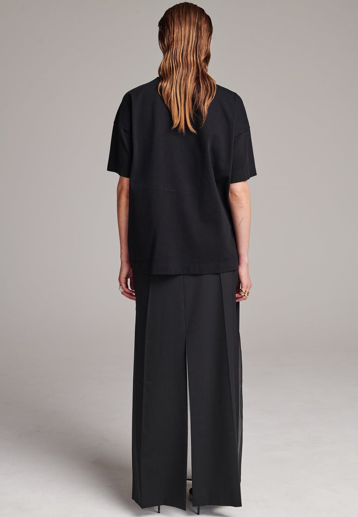 What better way to master your look than with this boxy fit tee. Embroidered with the FRENKEN “We Should Kiss” slogan, detailed with inside-out seams and the exclusively made "Love Care label". Drop shoulders, straight hem and crew neckline. Made from washed soft cotton jersey. What is not to love?