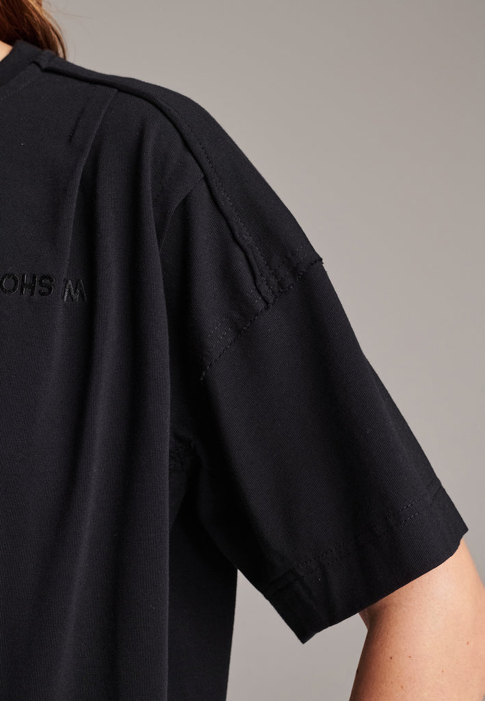 What better way to master your look than with this boxy fit tee. Embroidered with the FRENKEN “We Should Kiss” slogan, detailed with inside-out seams and the exclusively made "Love Care label". Drop shoulders, straight hem and crew neckline. Made from washed soft cotton jersey. What is not to love?