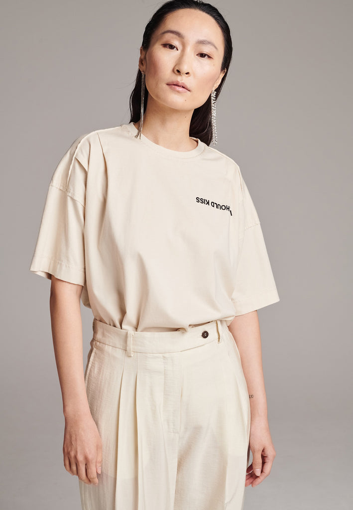 What better way to master your look than with this boxy fit tee. Embroidered with the FRENKEN “We Should Kiss” slogan, detailed with inside-out seams and the exclusively made "Love Care label". Drop shoulders, straight hem and crew neckline. Made from washed soft cotton jersey. What is not to love?